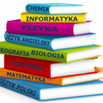 Ułożone jedna na drugiej kolorowe książki z tytułami - nazwami przedmiotów szkolnych.